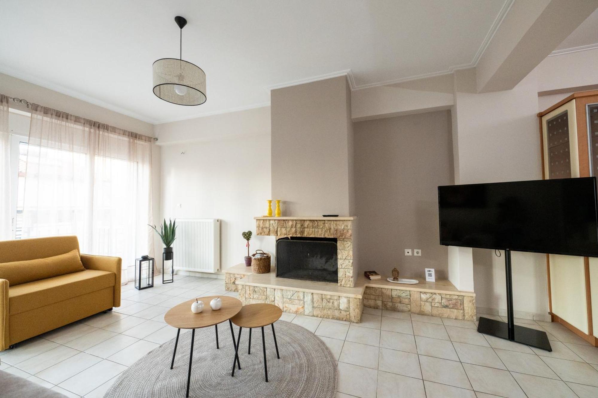Il Centro Apartment Aigio Exteriör bild
