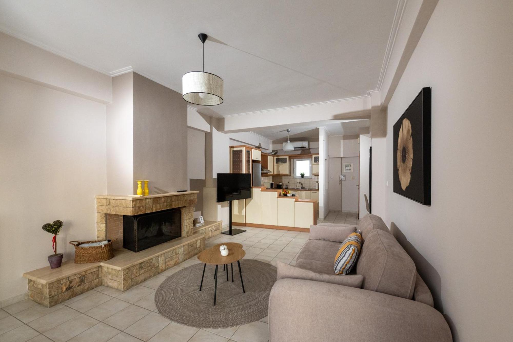 Il Centro Apartment Aigio Exteriör bild