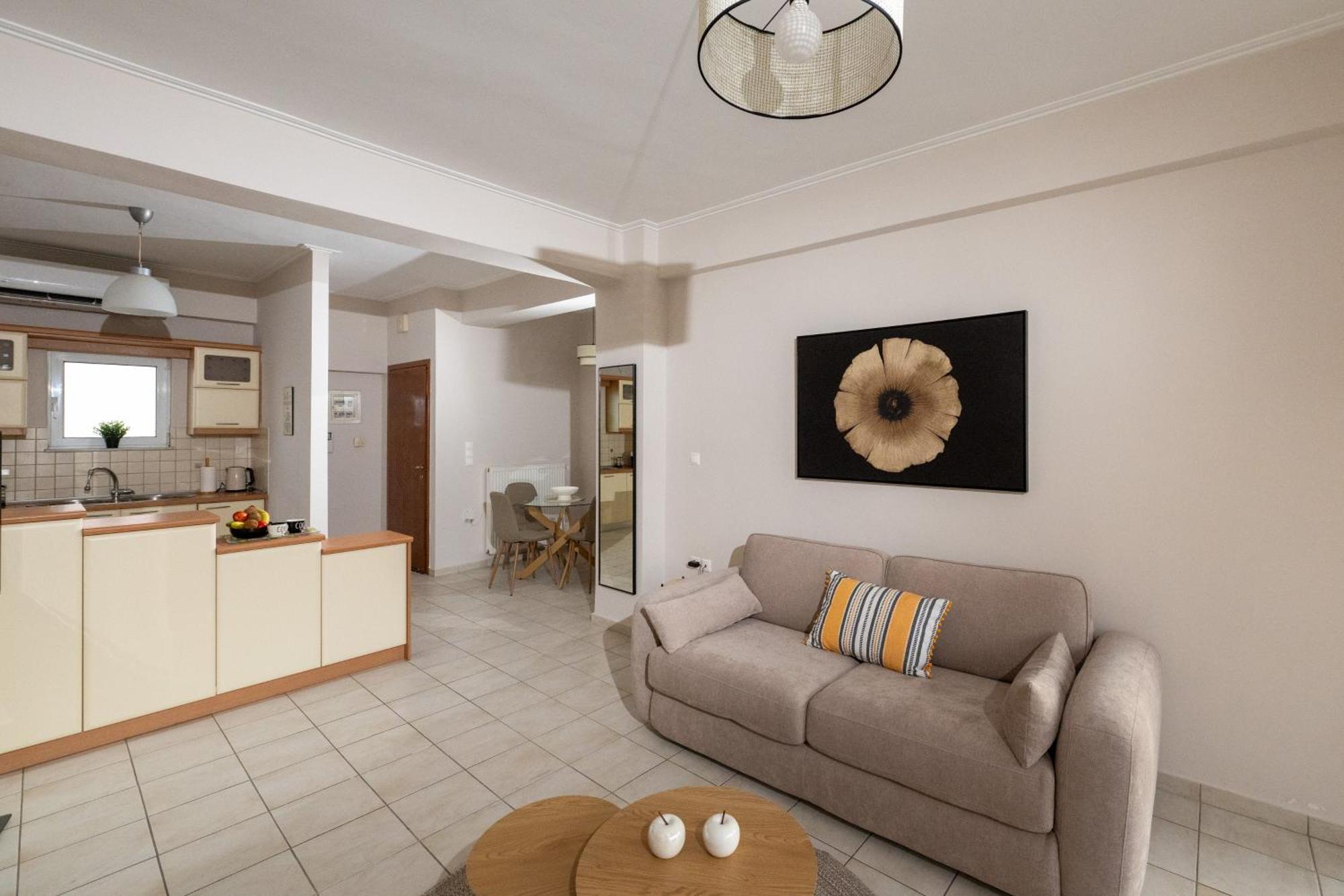 Il Centro Apartment Aigio Exteriör bild